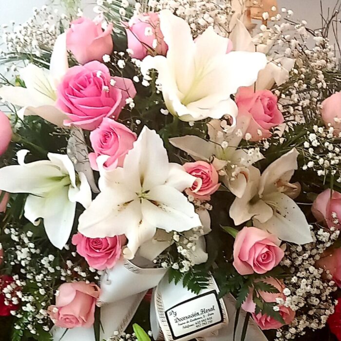 CORONA CON ROSAS Y LILIUM